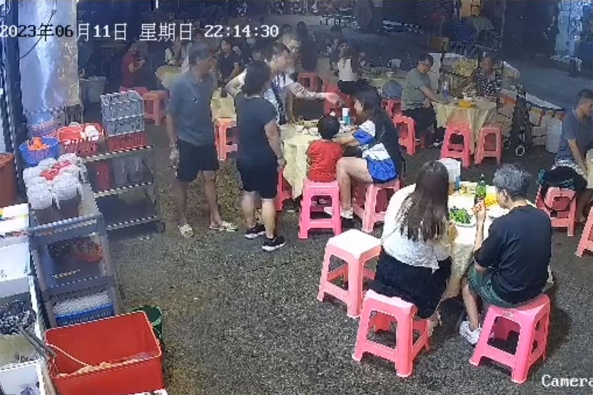 中年白衣醉漢起初指罵大排檔內一對母子,店員勸阻無果。(網上片段截圖)