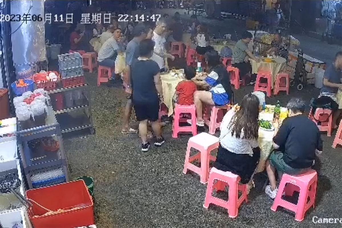中年白衣醉漢起初指罵大排檔內一對母子,店員勸阻無果。(網上片段截圖)