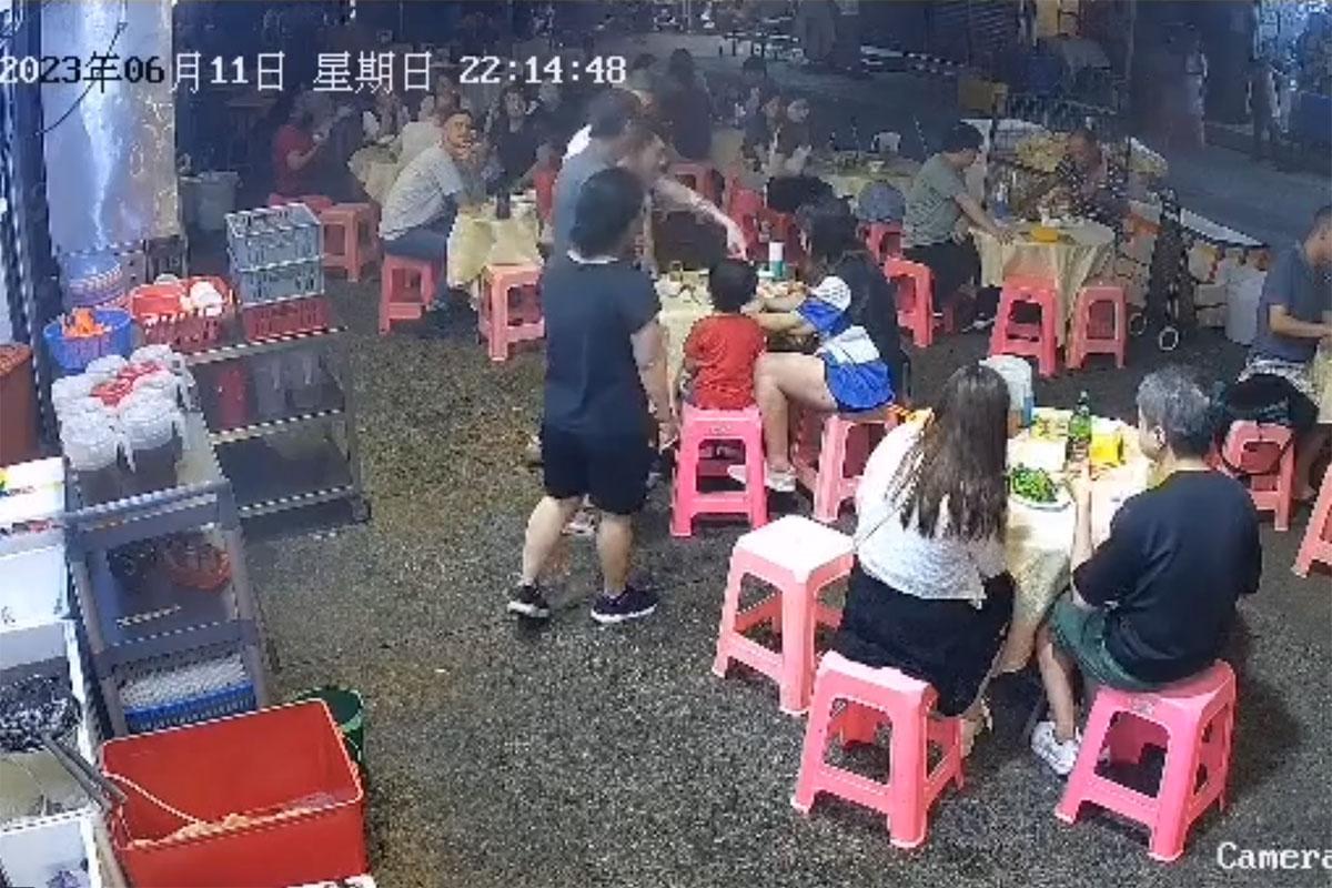 中年白衣醉漢起初指罵大排檔內一對母子,店員勸阻無果。(網上片段截圖)