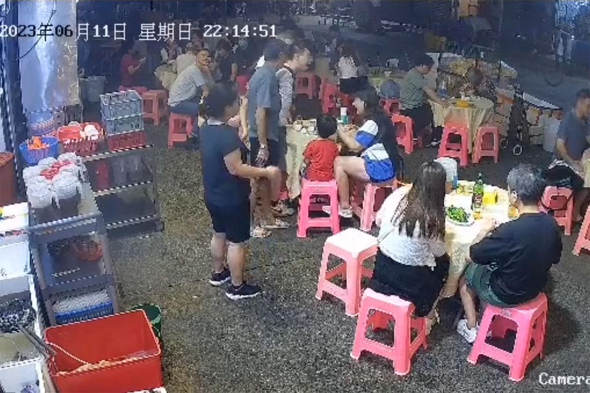 中年白衣醉漢起初指罵大排檔內一對母子,店員勸阻無果。(網上片段截圖)