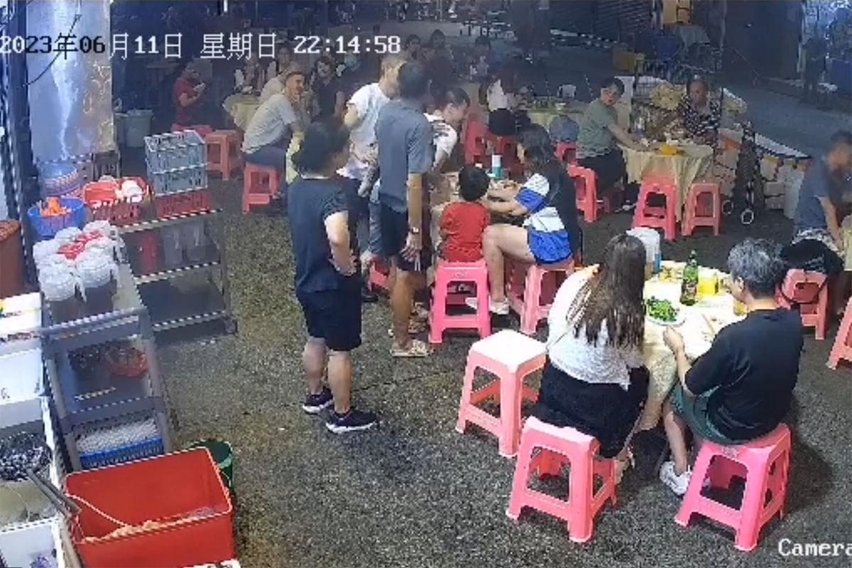 中年白衣醉漢起初指罵大排檔內一對母子,店員勸阻無果。(網上片段截圖)