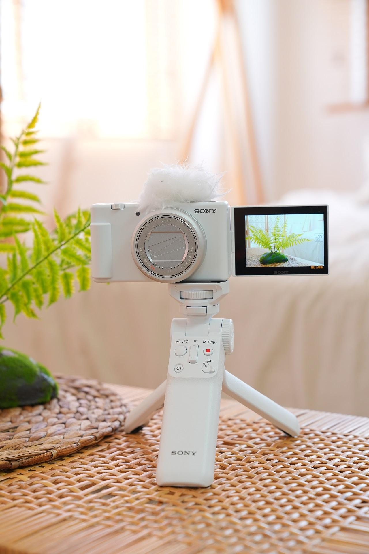 可另購GP-VPT2BT無線遙控拍攝手柄,可作三腳架簡單支撐,方便拍開箱或美妝教學。