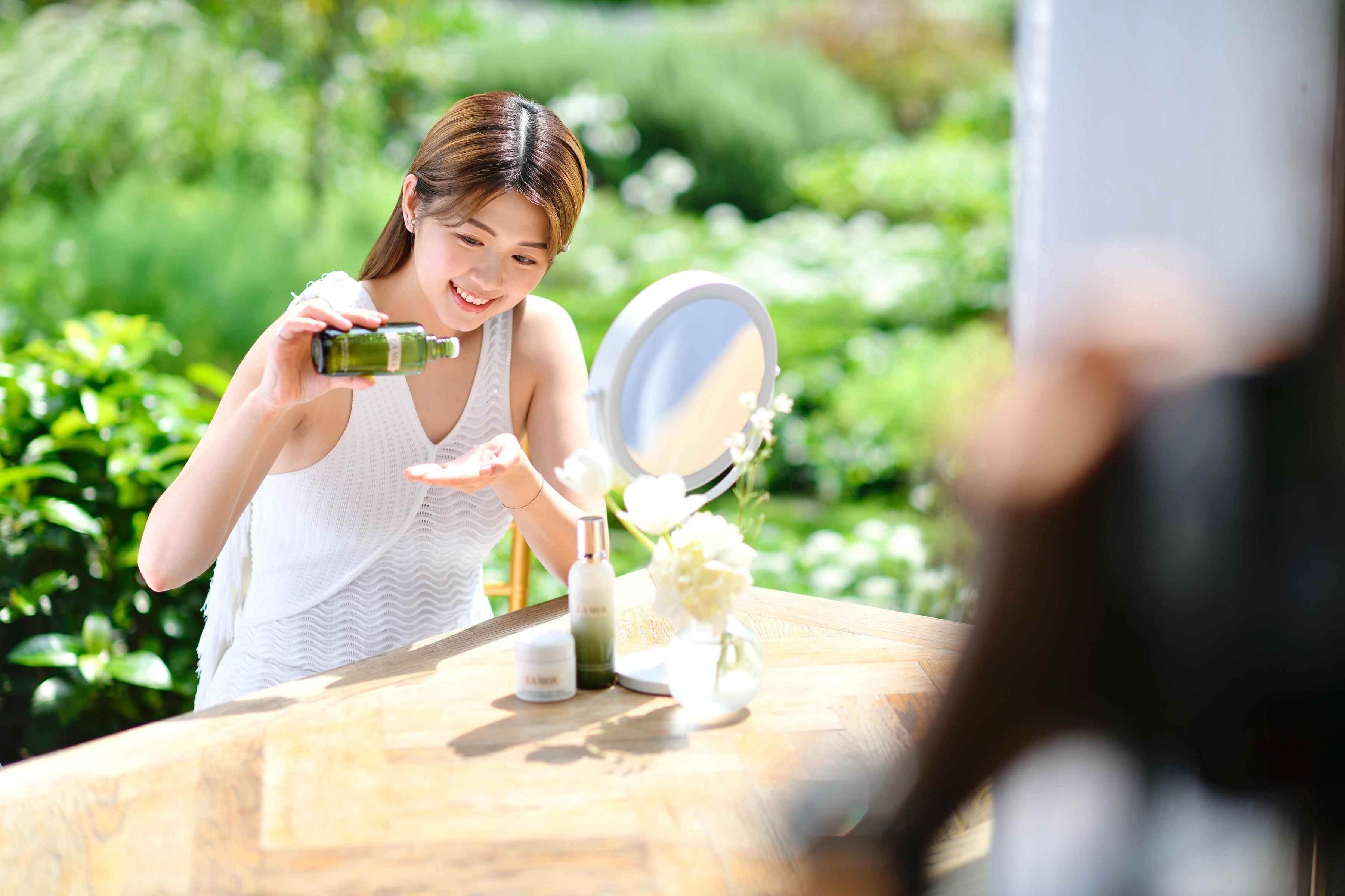 Hillary平日愛用肌底修護液抺走肌膚多餘角質,令之後的護膚品更吸收,皮膚更水潤。