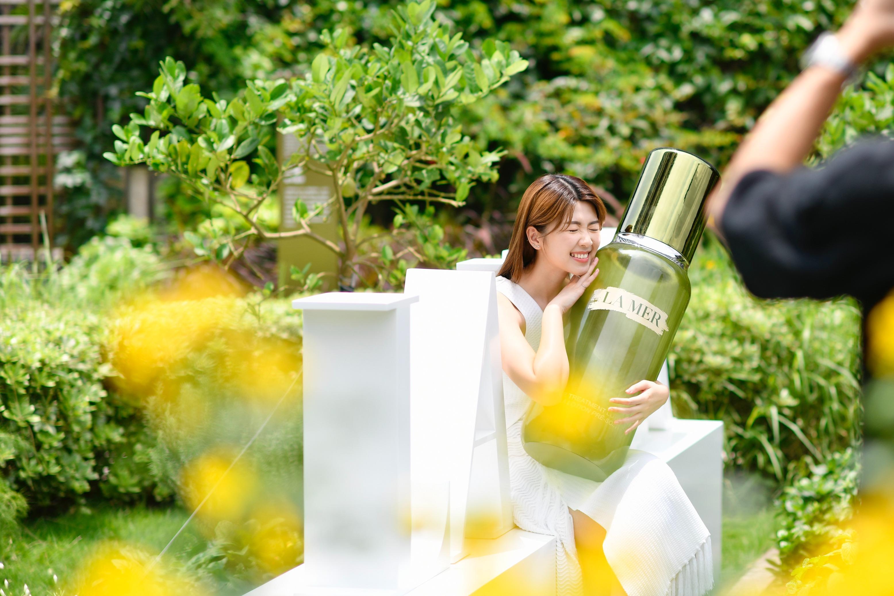 Hillary平日愛用肌底修護液抺走肌膚多餘角質,令之後的護膚品更吸收,皮膚更水潤。