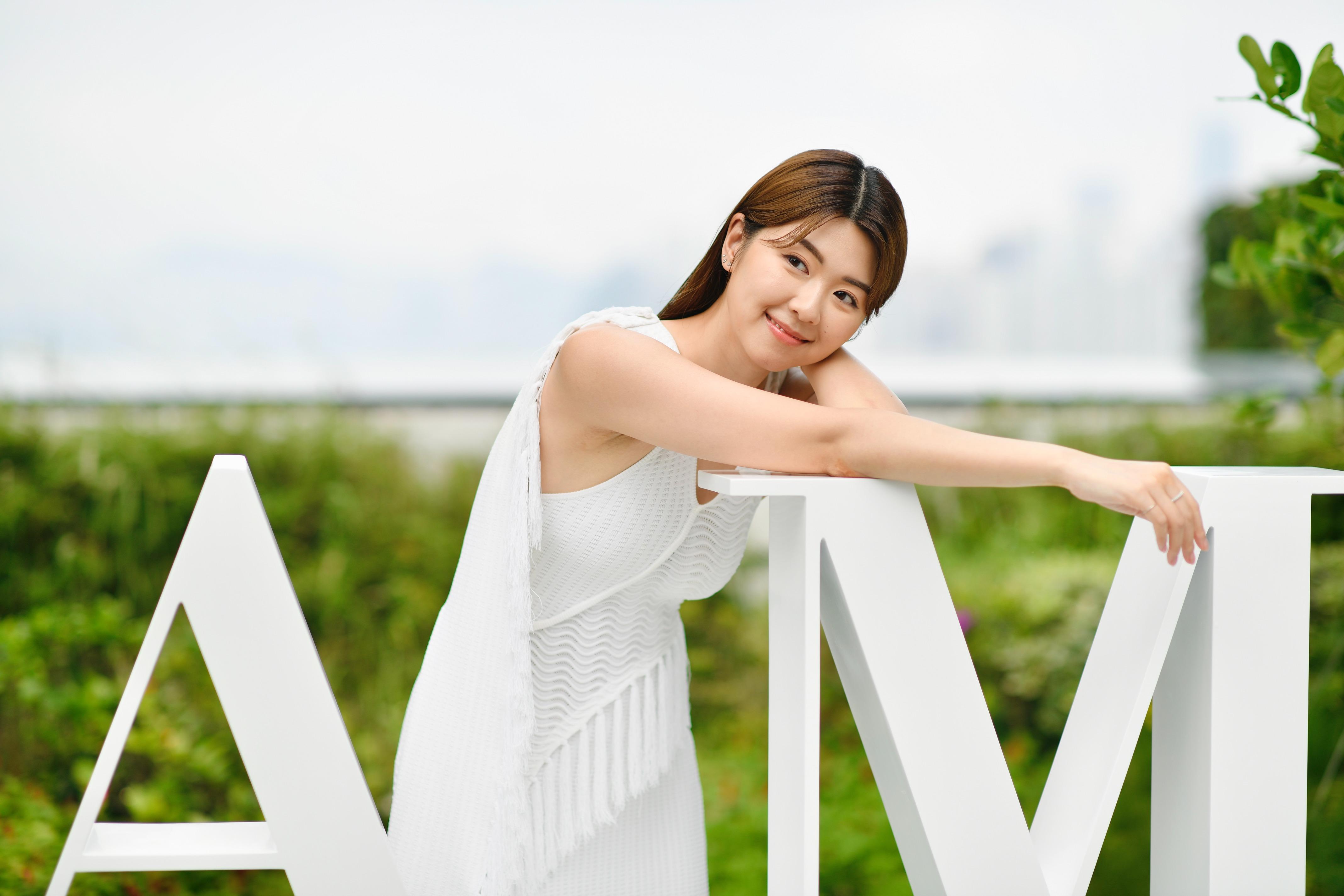 Hillary平日愛用肌底修護液抺走肌膚多餘角質,令之後的護膚品更吸收,皮膚更水潤。