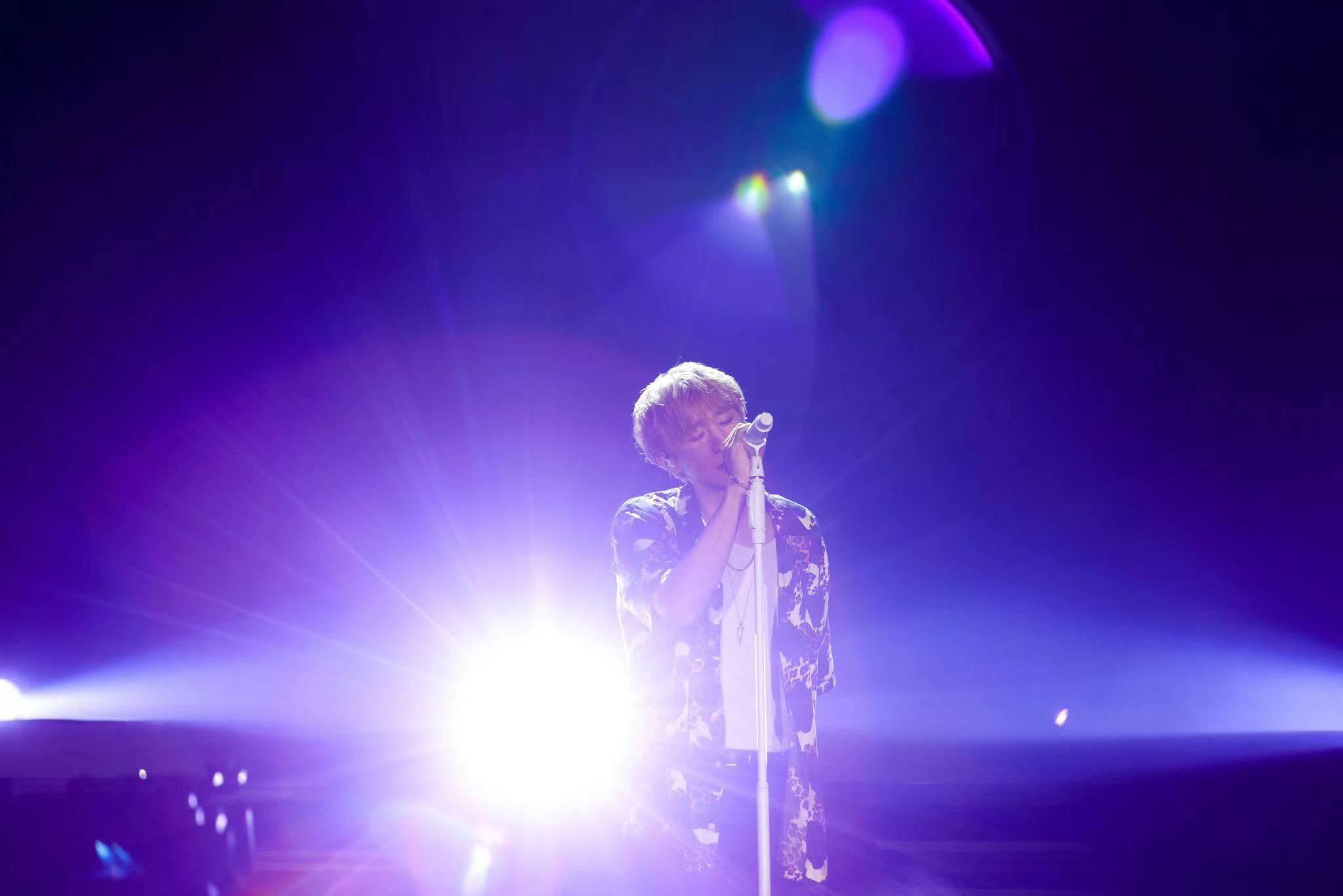 金聖圭獻唱多首人氣歌曲。