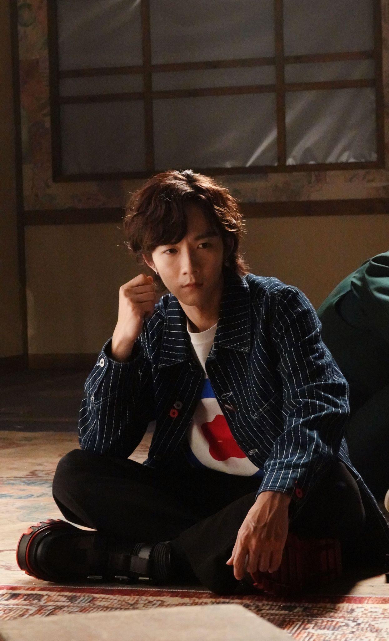 MIRROR今日推出跳唱團歌《SHEESH》。