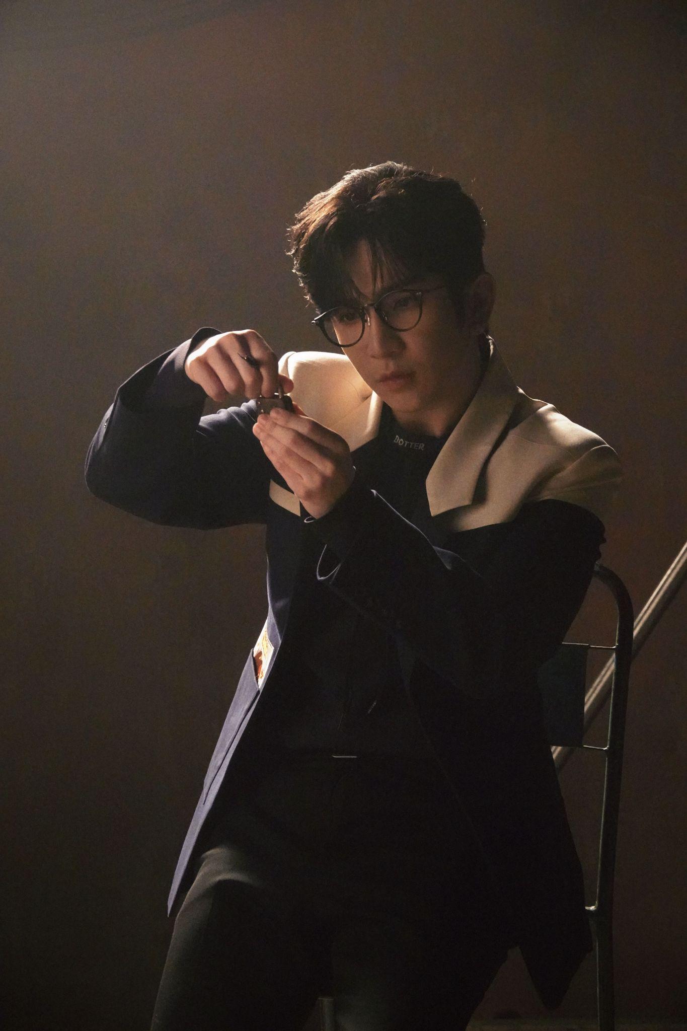 MIRROR今日推出跳唱團歌《SHEESH》。