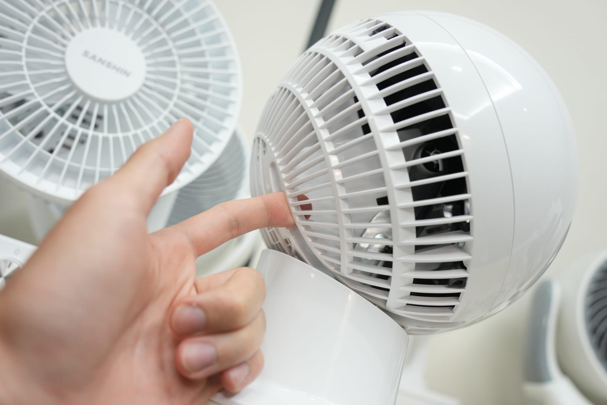 愛麗思 PCF-SC15T(# 11)上下搖擺運作時,風扇頭與底座之間的空隙,可以夾住模擬兒童的手指,而且力度超標。(李睿哲攝)