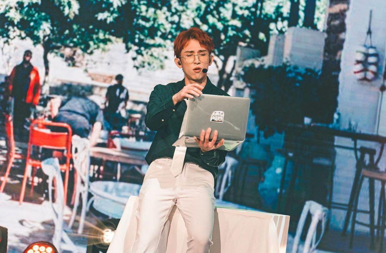 來自馬來西亞的Ash是由Fish推薦參加《全民造星V》,她大讚Ash有顏值、有實力。