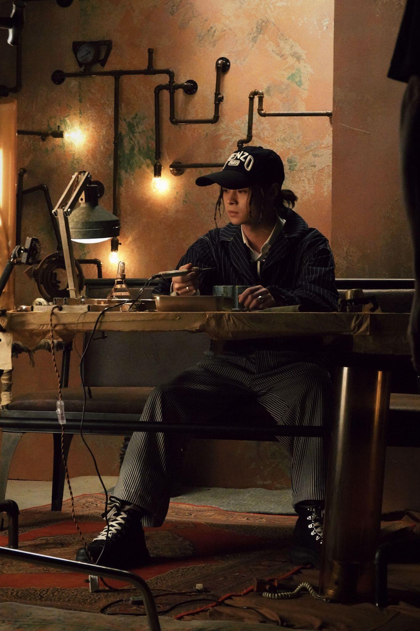 MIRROR今日推出跳唱團歌《SHEESH》。