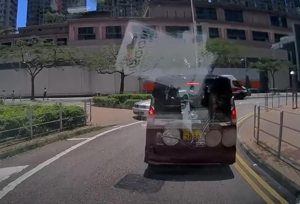 車cam直擊︱將軍澳私家車當警車無到 逆行兼剷上行人路駛走