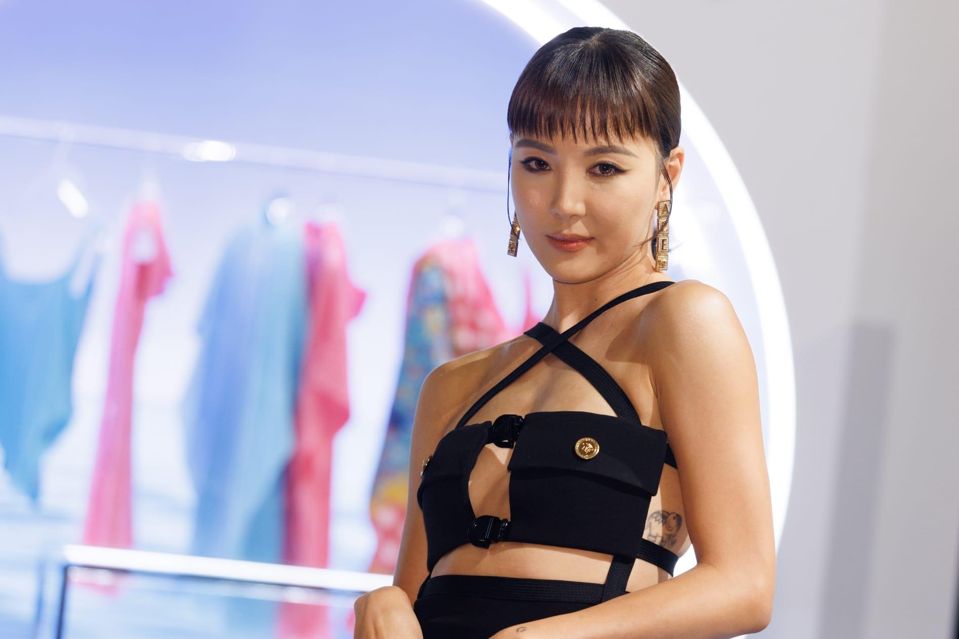 Alina為了一身性感大露背打扮,事前餓足大半天。(蘇文傑攝)