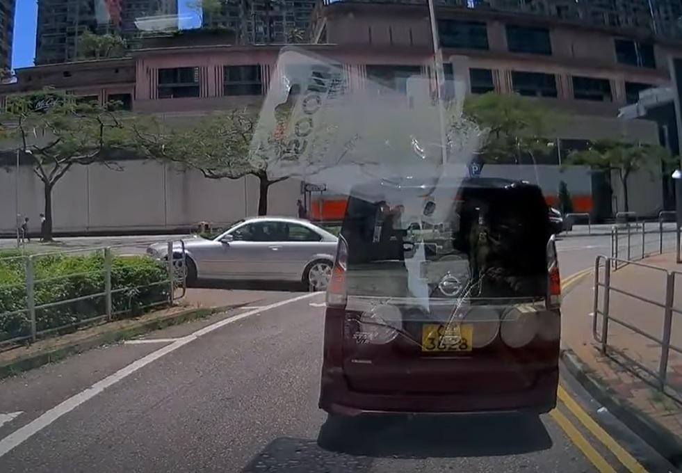 車cam直擊︱將軍澳私家車當警車無到 逆行兼剷上行人路駛走