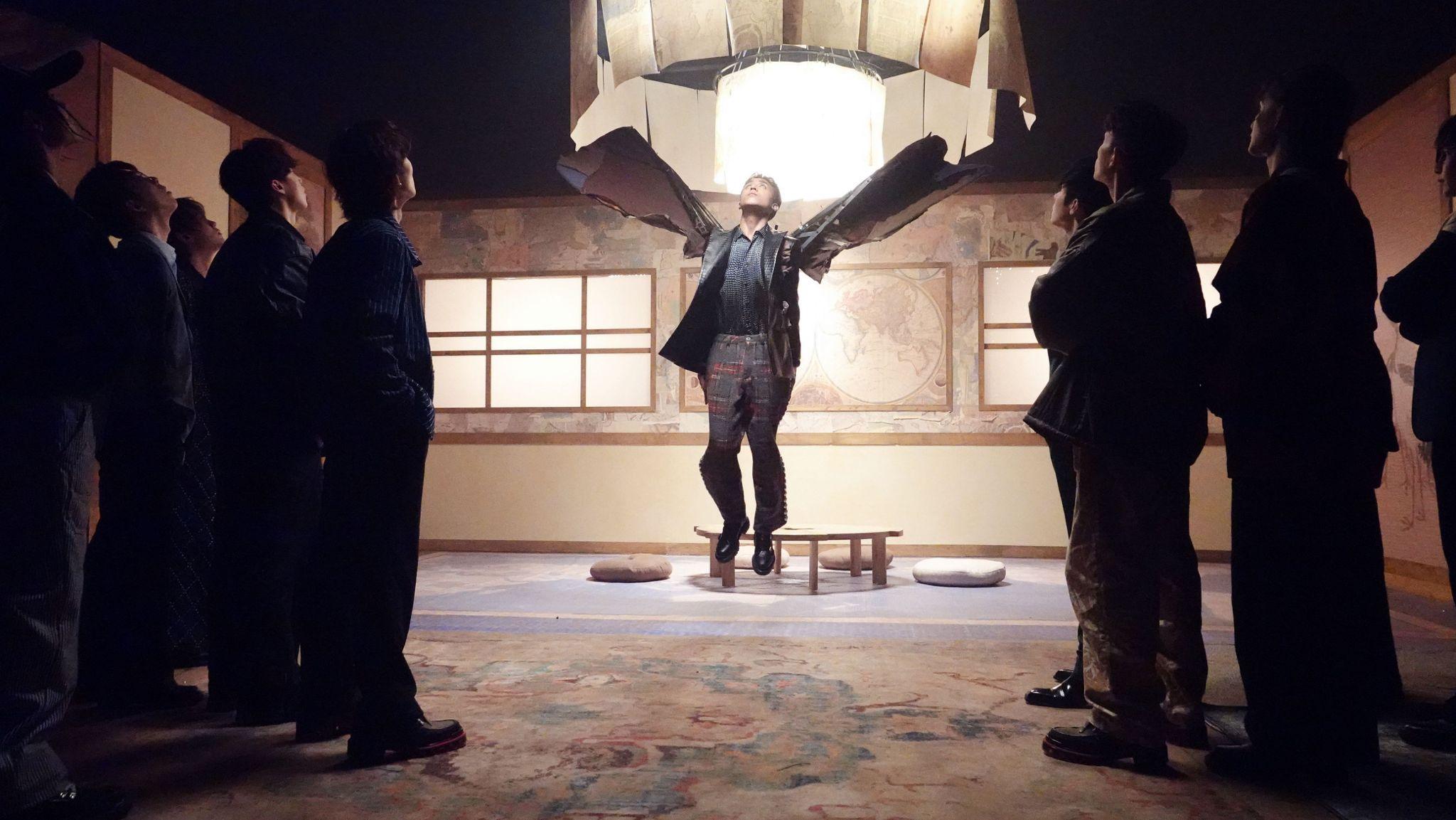 MIRROR今日推出跳唱團歌《SHEESH》。