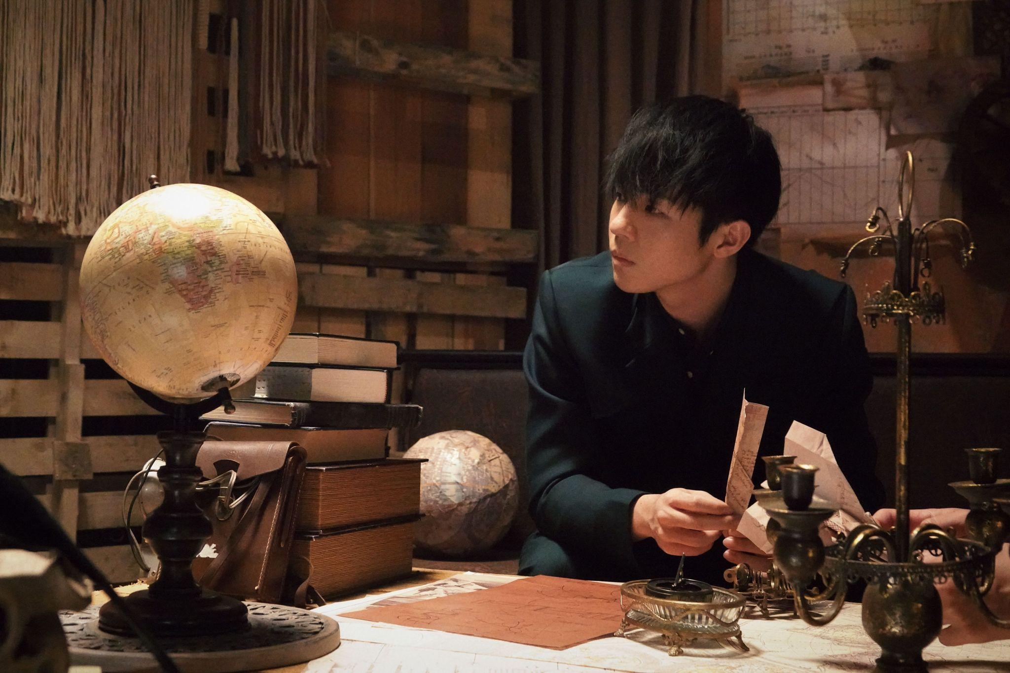 MIRROR今日推出跳唱團歌《SHEESH》。