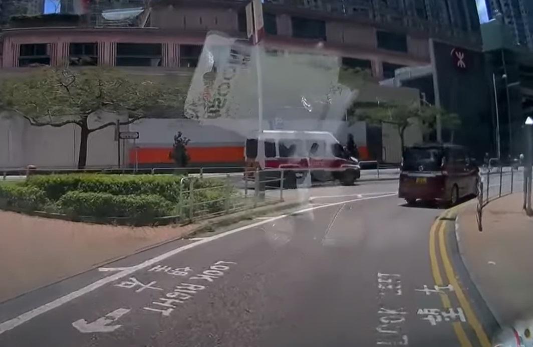 車cam直擊︱將軍澳私家車當警車無到 逆行兼剷上行人路駛走