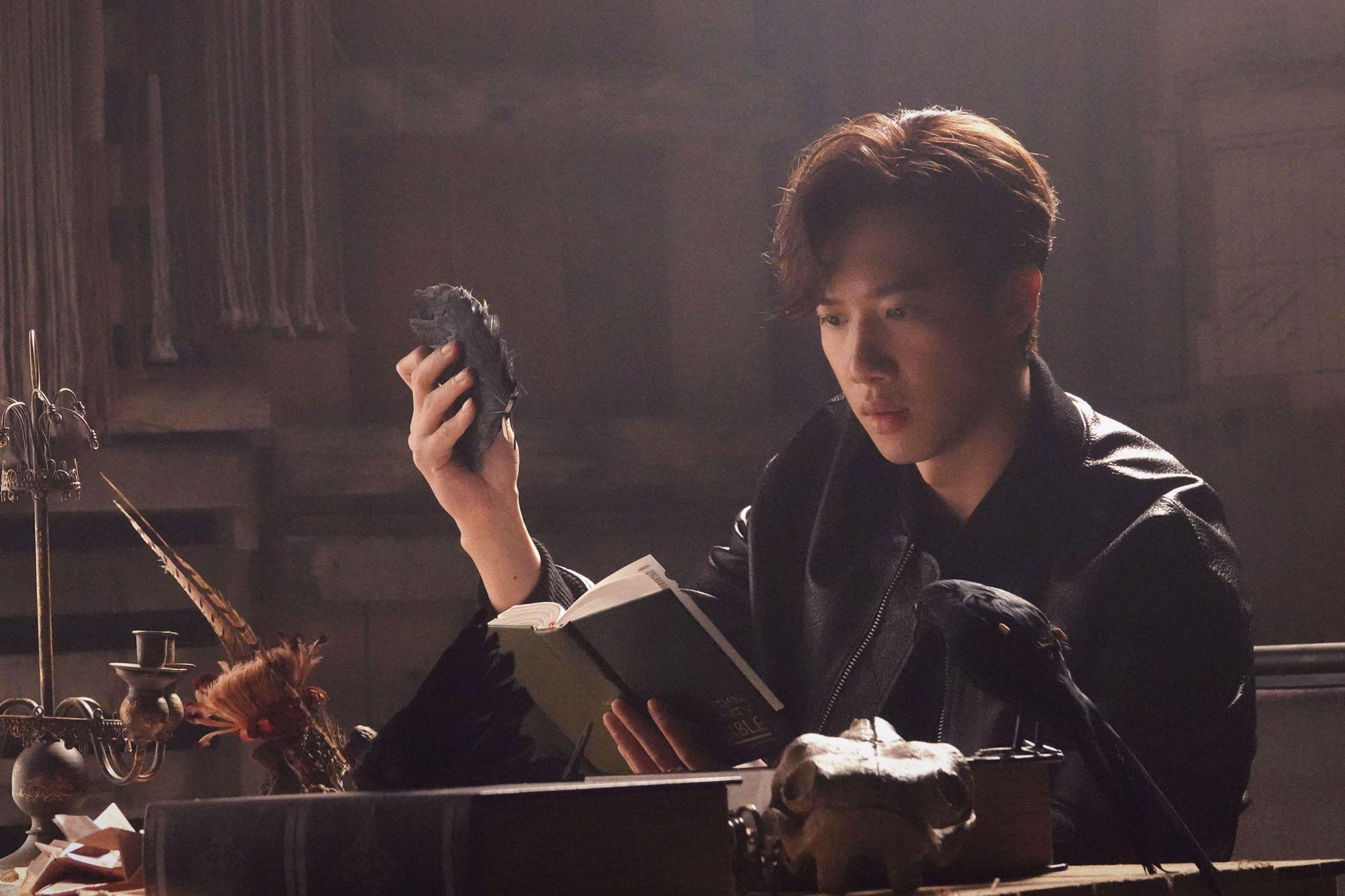 MIRROR今日推出跳唱團歌《SHEESH》。