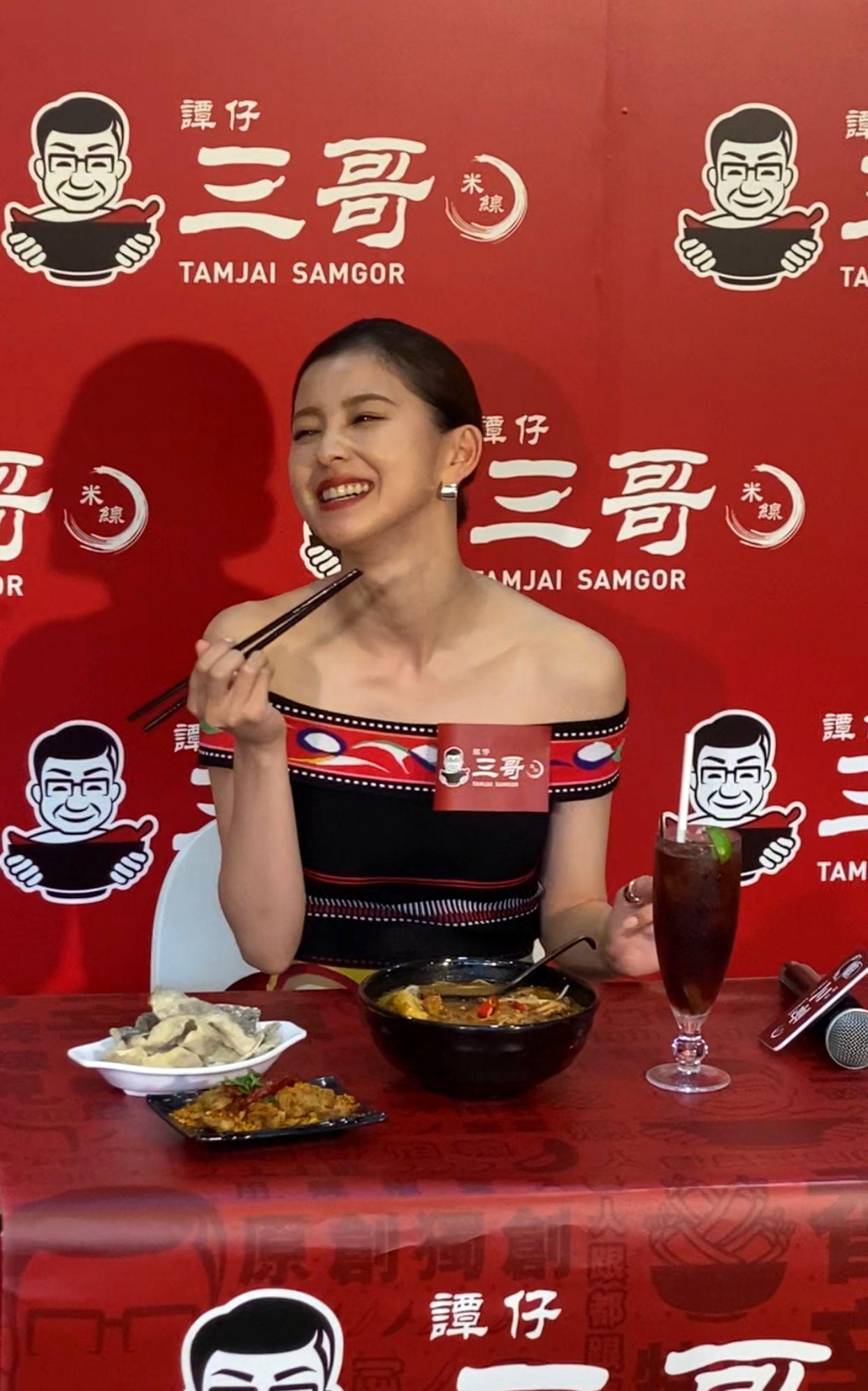 朝比奈彩態度親切,試食時更表情豐富。