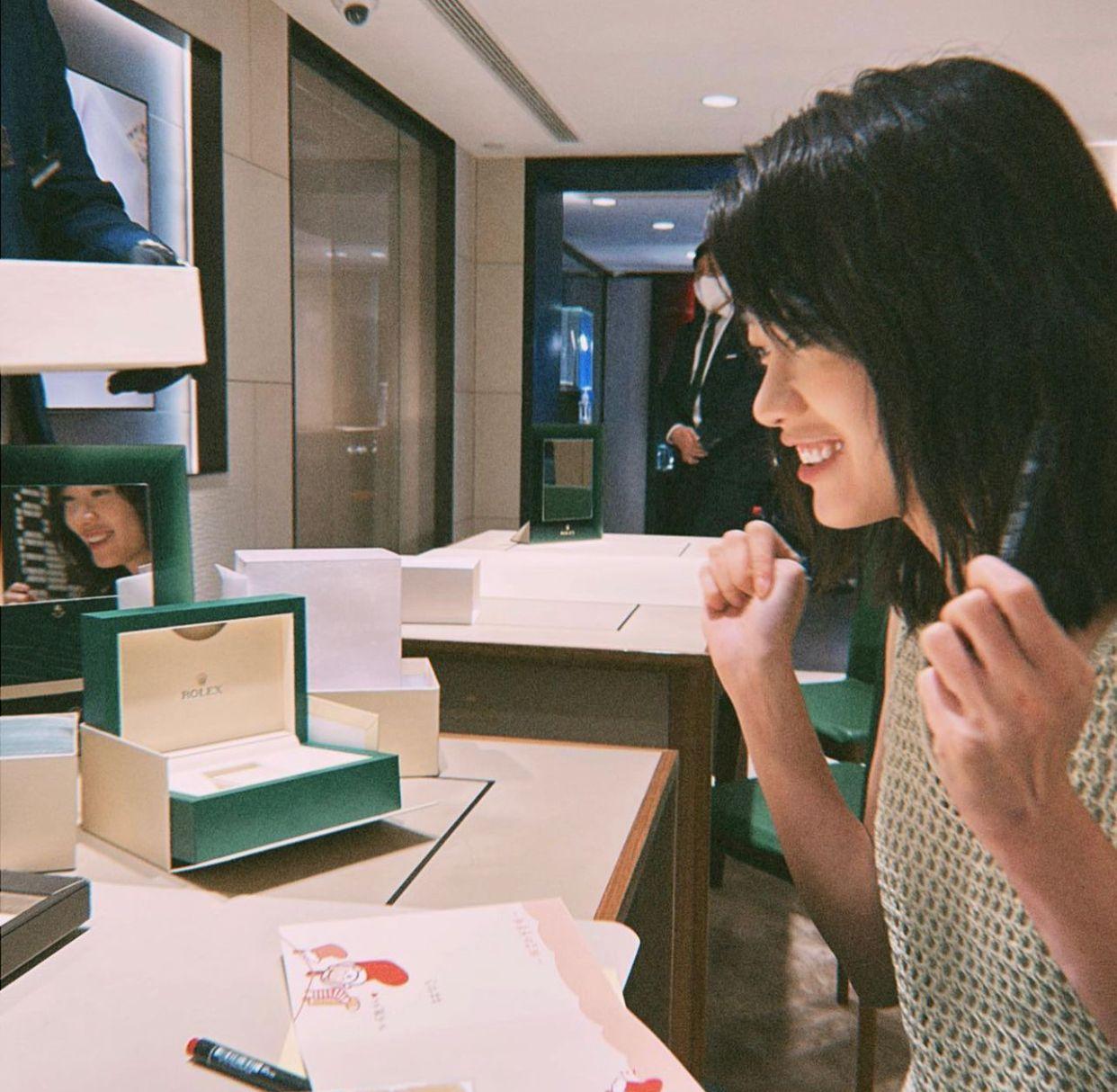 Fish豪花六位數向父母送了一對勞力士名錶,可惜父親反應同樣冷淡。