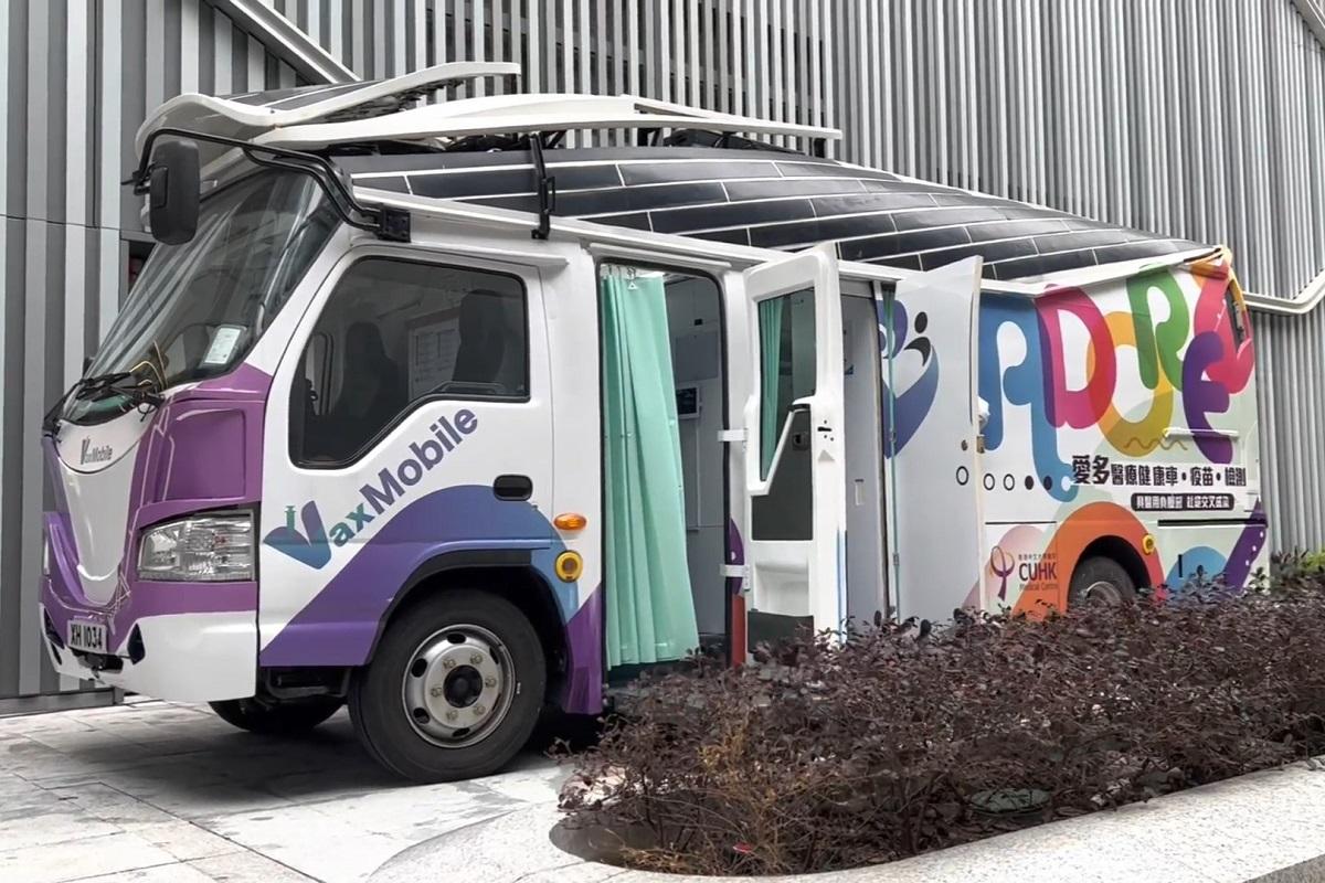 有「金路通」曾改裝成低地台新冠疫苗注射車。(愛多醫療提供影片截圖)