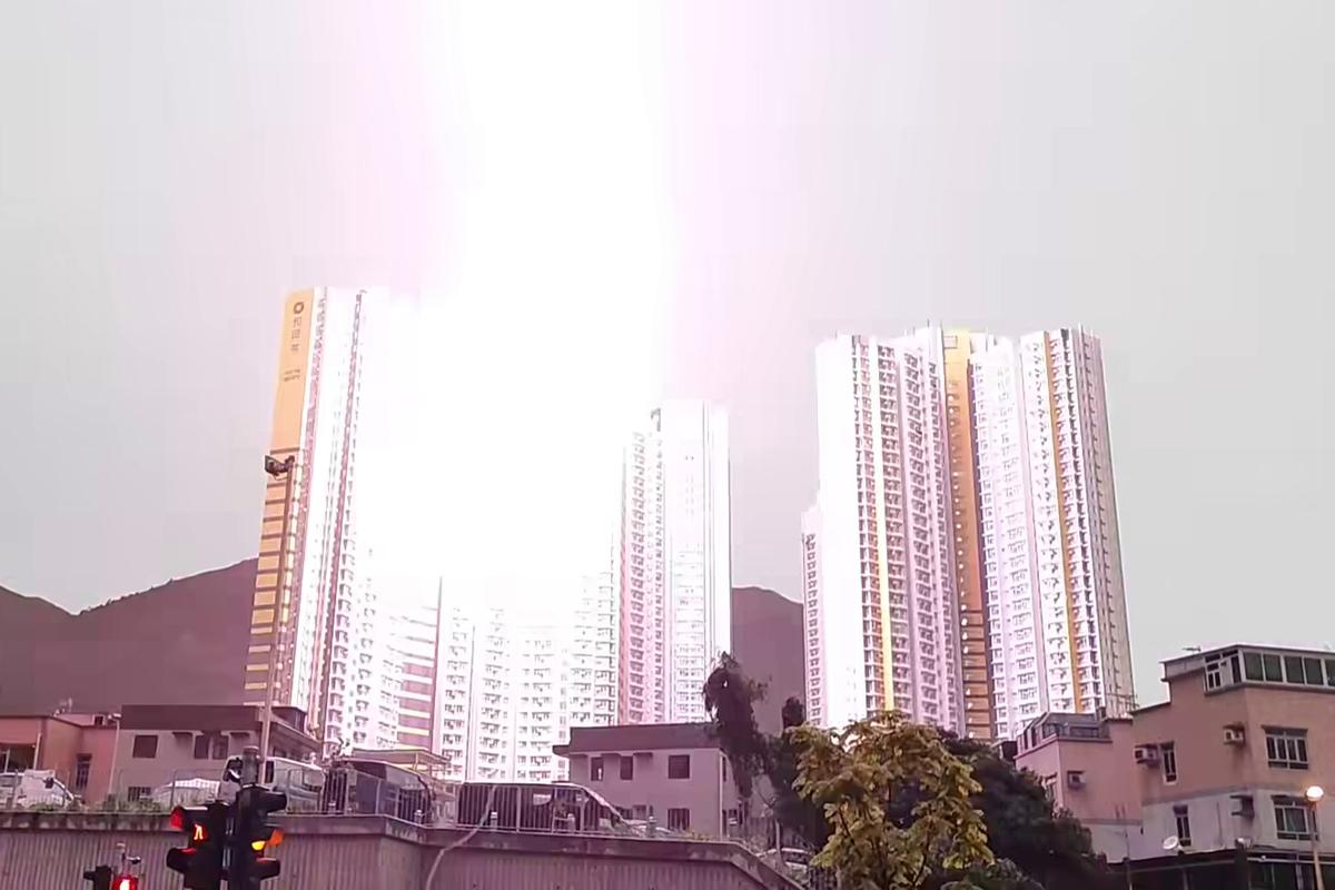 和田邨和喜樓一個單位被閃電劈中。(網民Carol Tam@FB群組「顯影屯門。青山散步」)