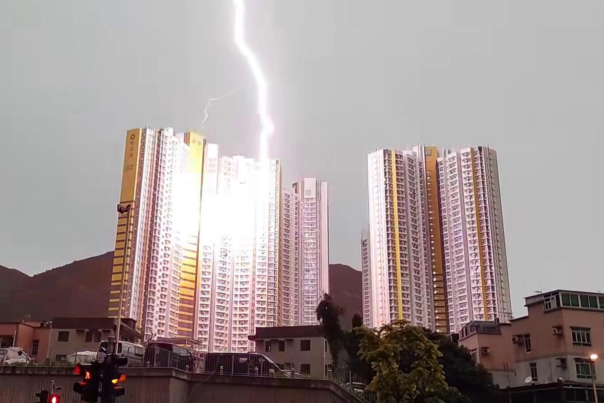 和田邨和喜樓一個單位被閃電劈中。(網民Carol Tam@FB群組「顯影屯門。青山散步」)