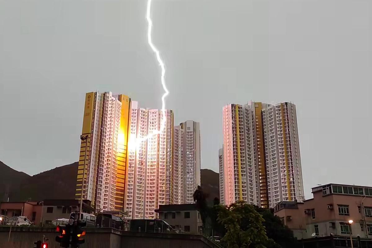 和田邨和喜樓一個單位被閃電劈中。(網民Carol Tam@FB群組「顯影屯門。青山散步」)