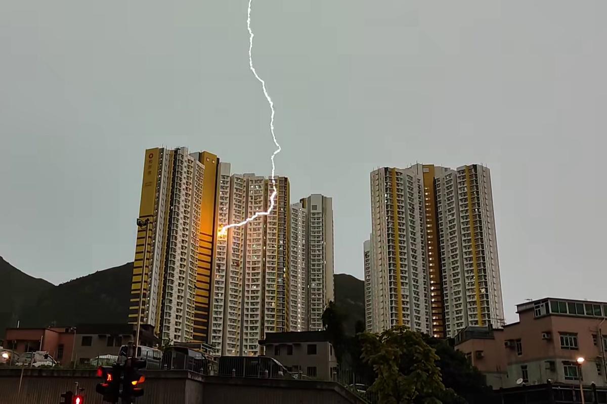 和田邨和喜樓一個單位被閃電劈中。(網民Carol Tam@FB群組「顯影屯門。青山散步」)