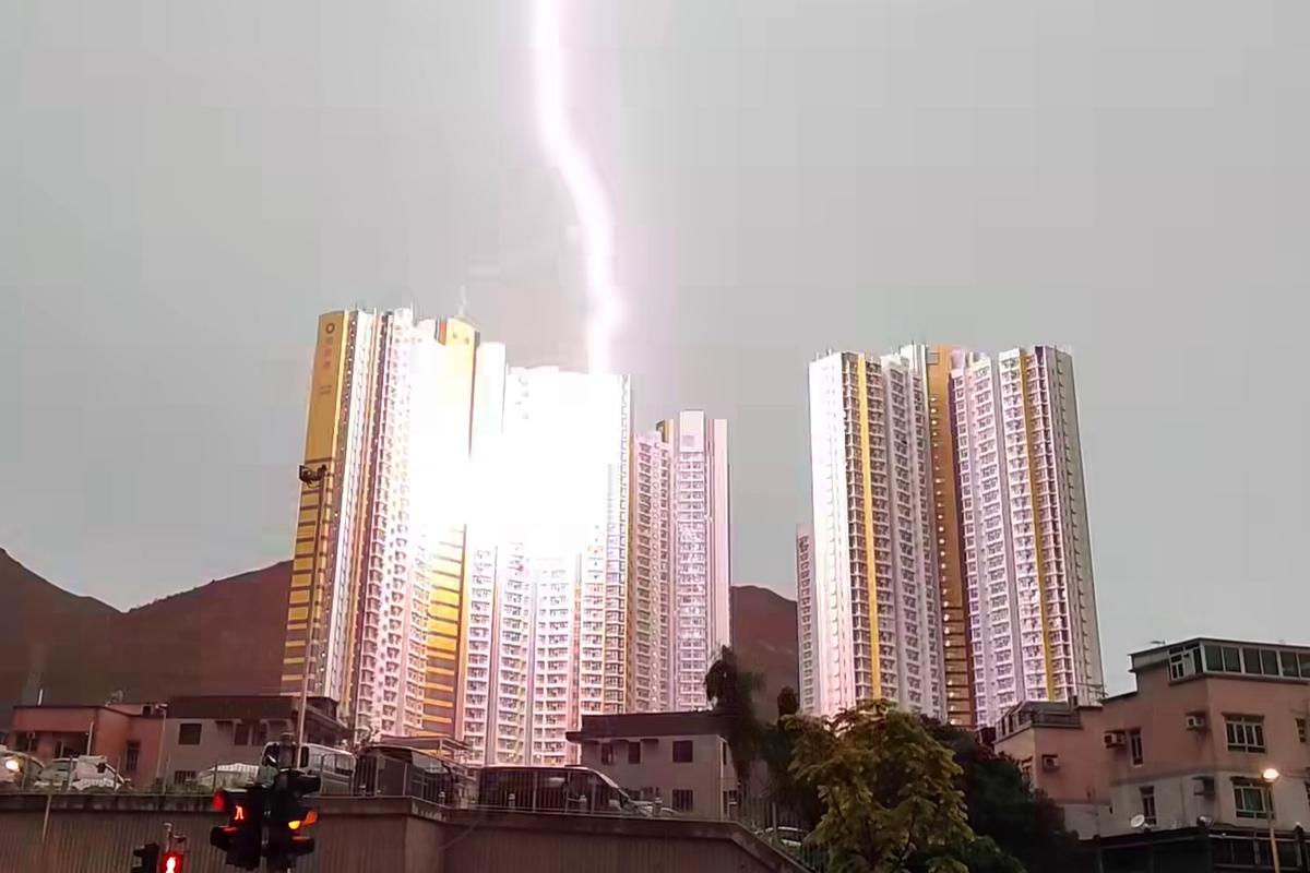 和田邨和喜樓一個單位被閃電劈中。(網民Carol Tam@FB群組「顯影屯門。青山散步」)