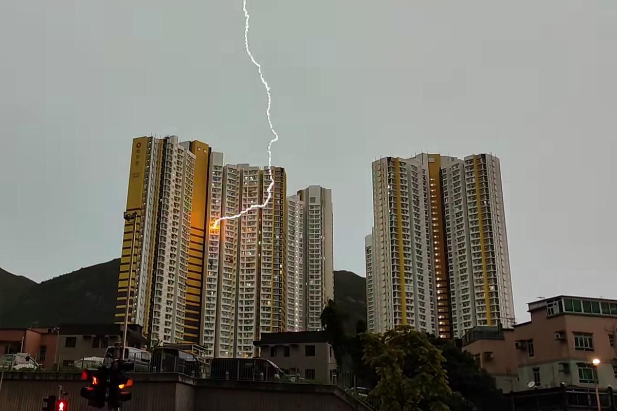 和田邨和喜樓一個單位被閃電劈中。(網民Carol Tam@FB群組「顯影屯門。青山散步」)