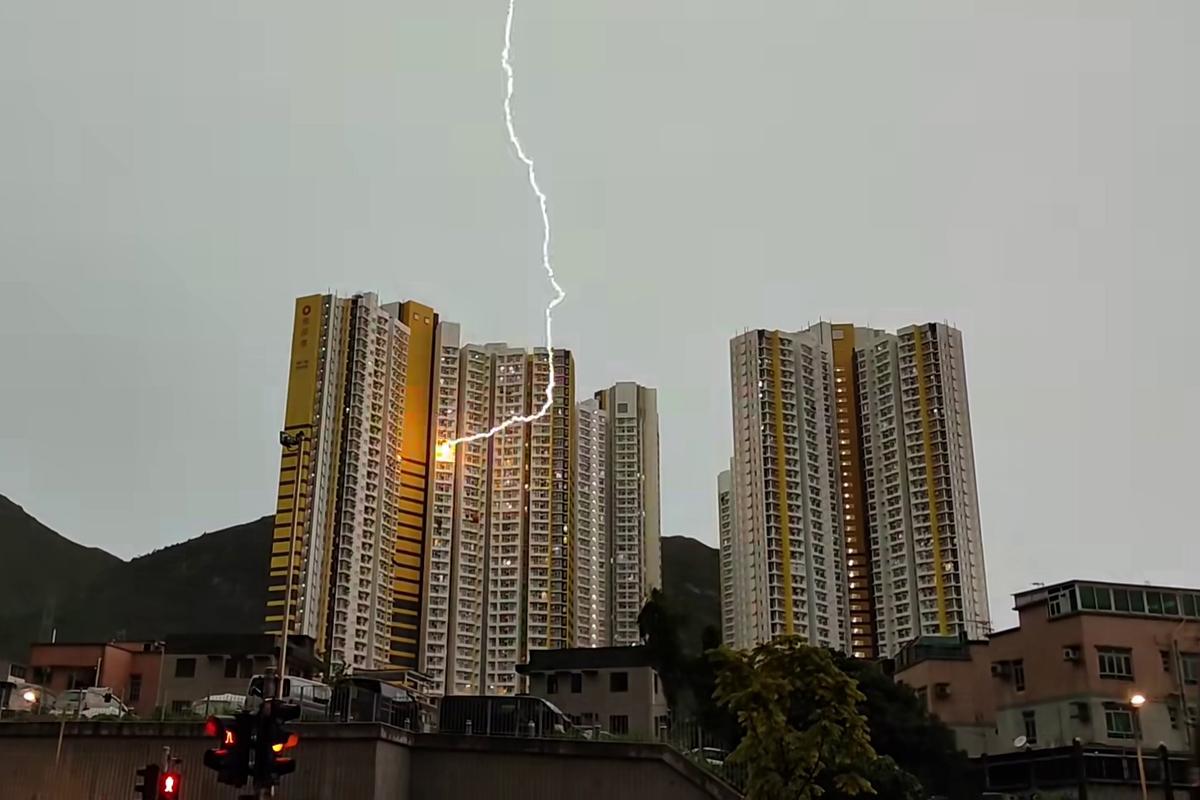 和田邨和喜樓一個單位被閃電劈中。(網民Carol Tam@FB群組「顯影屯門。青山散步」)