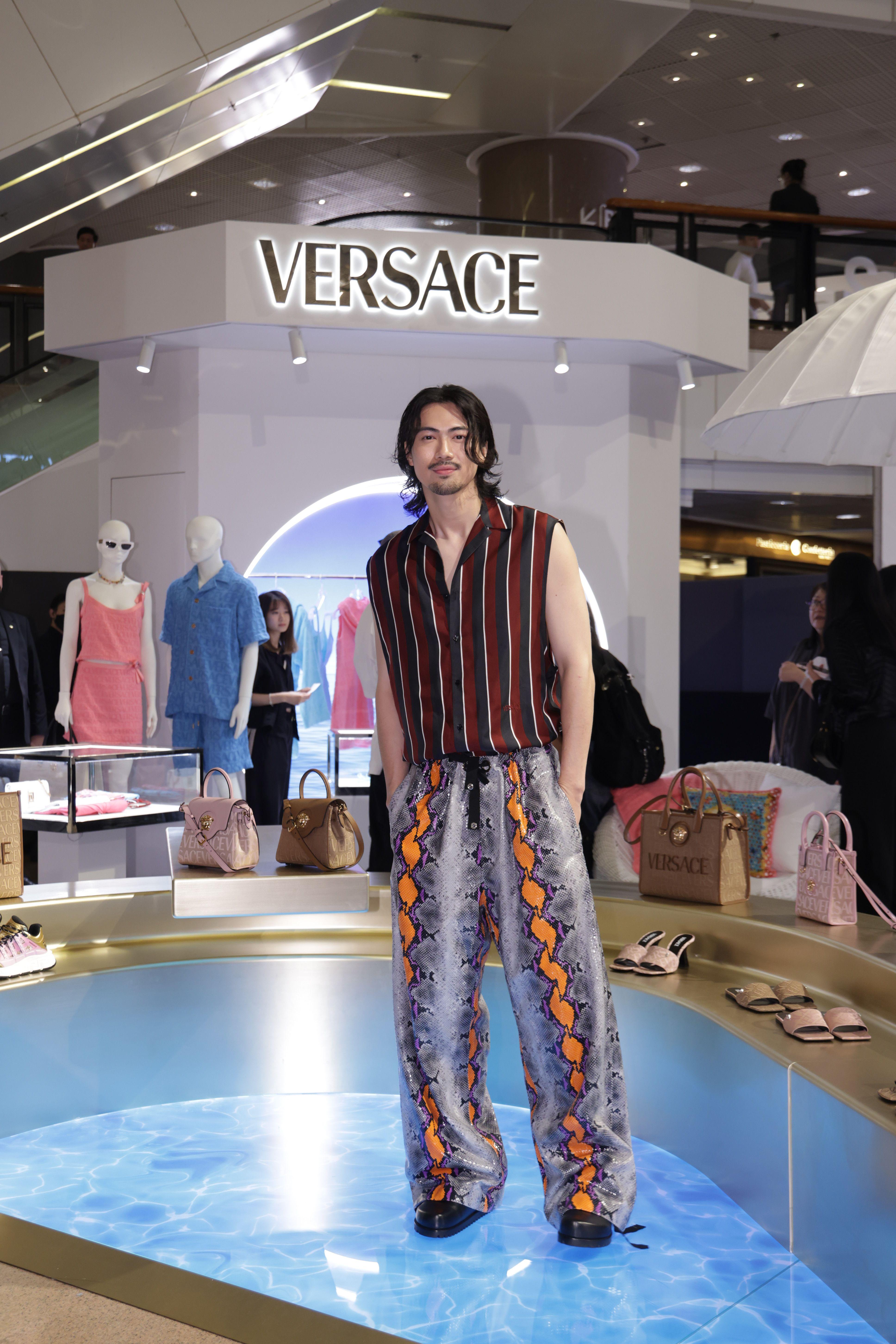 胡卓希出席「VERSACE 海港城限時概念店開幕活動」。