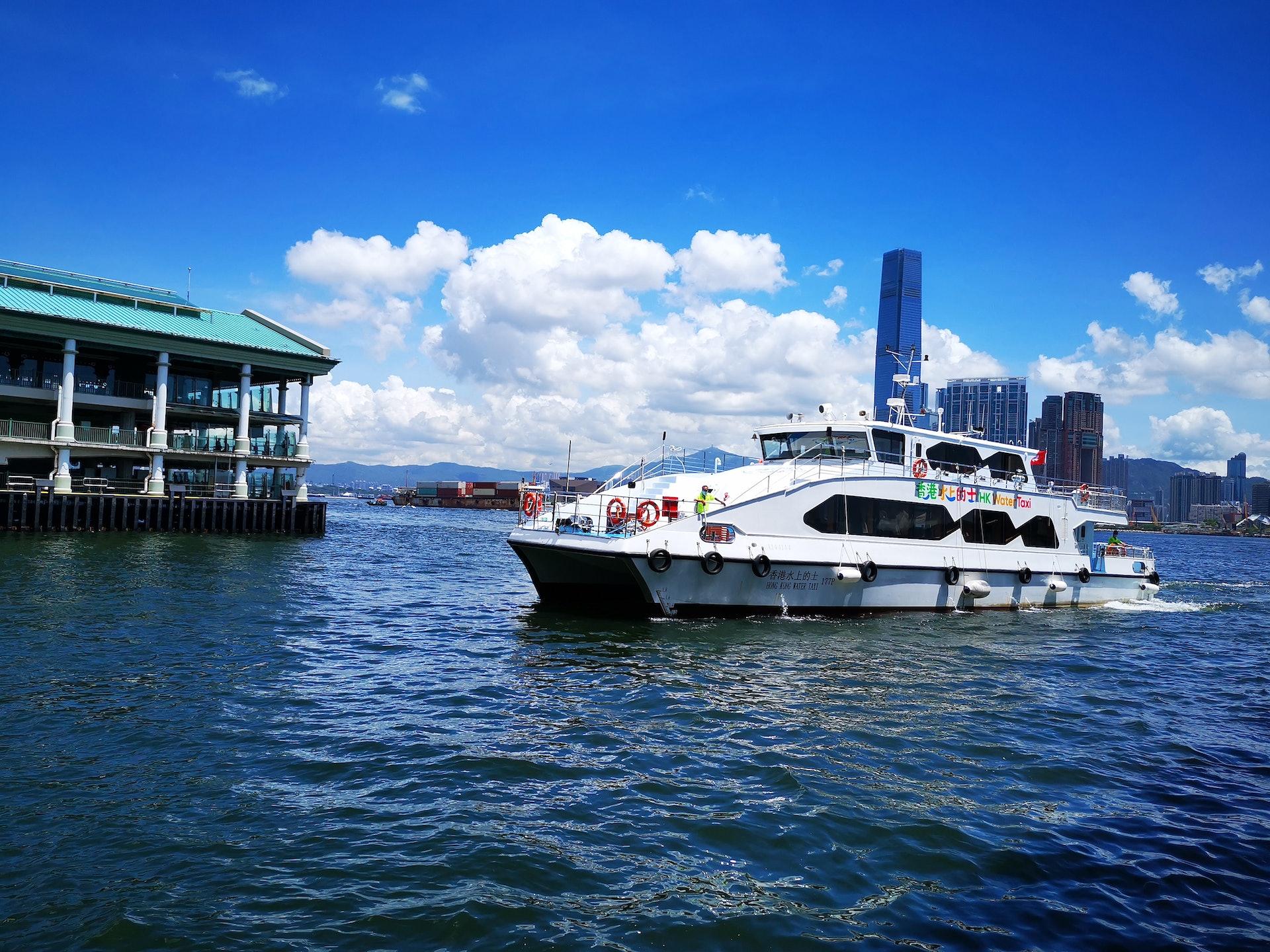 富裕小輪水上的士