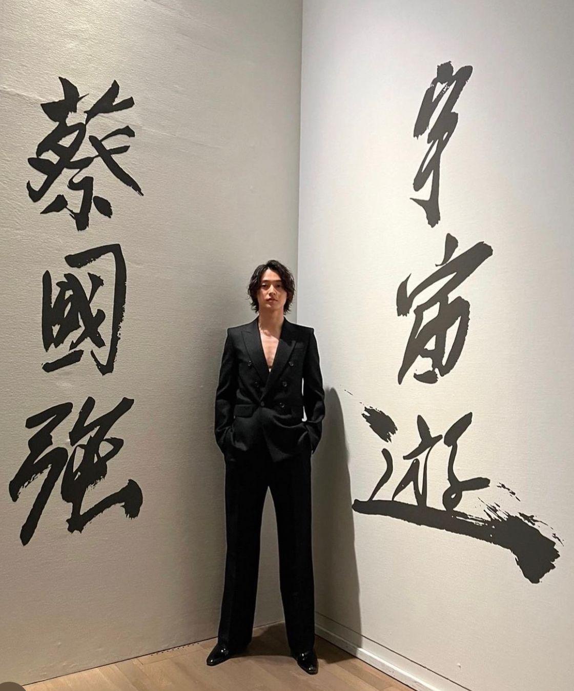 山崎賢人出席今日在東京國立新美術館開幕的蔡國強與YSL展覽《宇宙遊─從“原初火球”出發》。