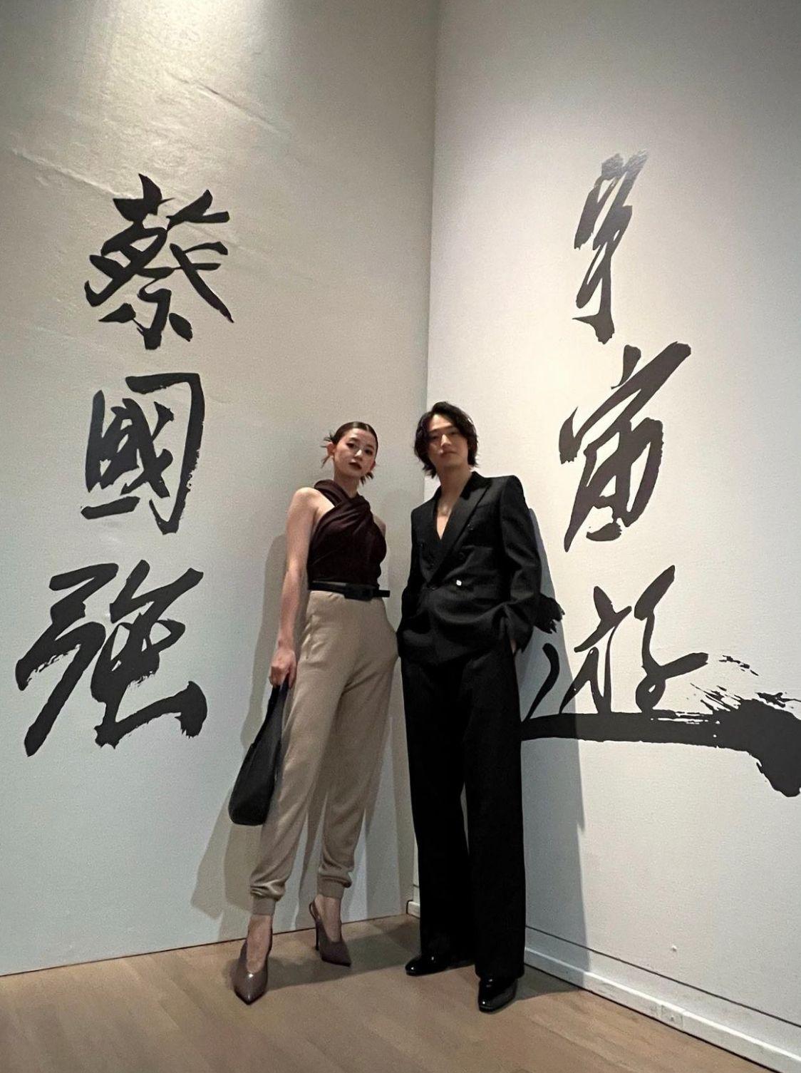 朝比奈彩與《今際之國的有栖》男主角山崎賢人現身東京國立新美術館的藝術展。