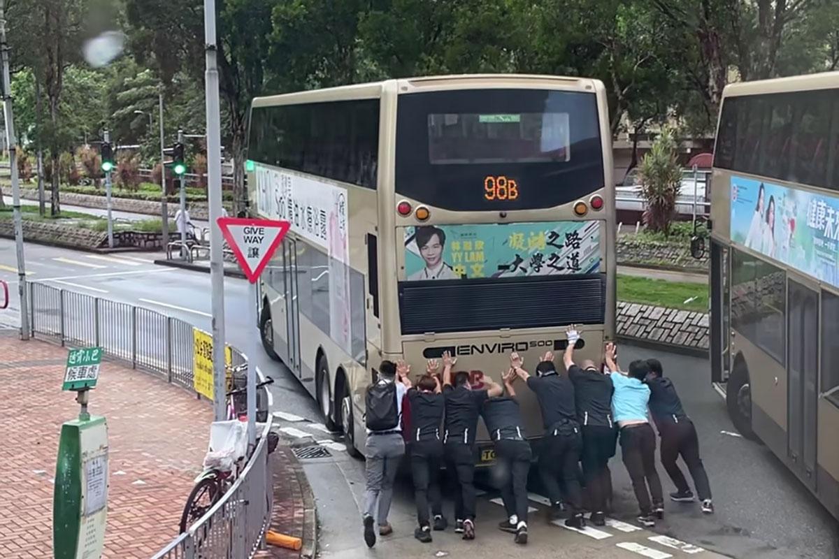 坑口北巴士總站有壞巴士阻礙其他車輛離開,多人落車合力推走巴士。(網民Shukhan Ling@FB群組「將軍澳主場」)