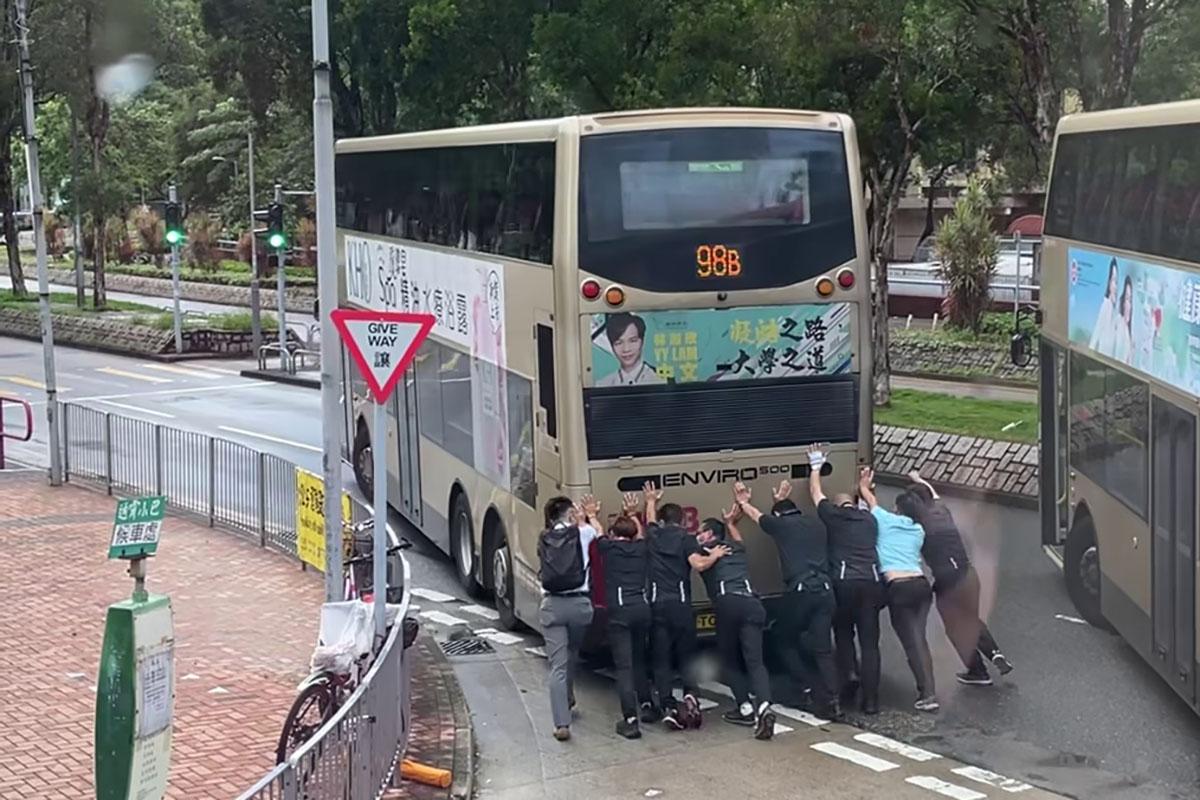 坑口北巴士總站有壞巴士阻礙其他車輛離開,多人落車合力推走巴士。(網民Shukhan Ling@FB群組「將軍澳主場」)