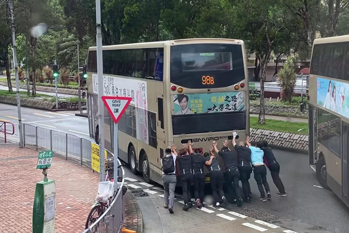 坑口北巴士總站有壞巴士阻礙其他車輛離開,多人落車合力推走巴士。(網民Shukhan Ling@FB群組「將軍澳主場」)