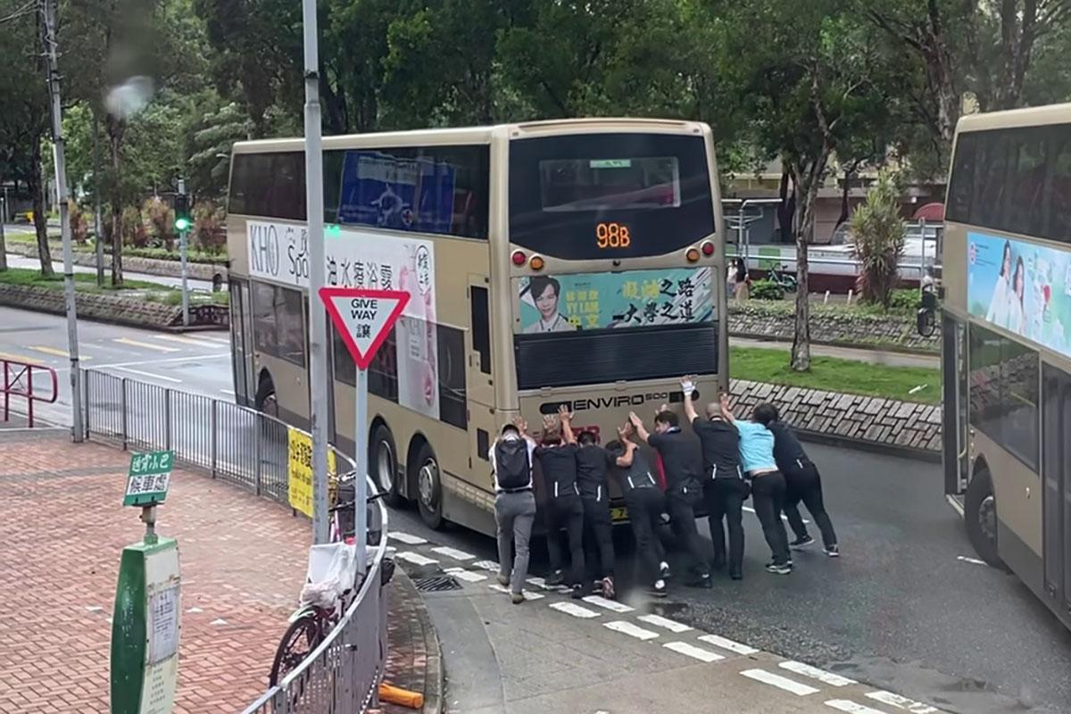坑口北巴士總站有壞巴士阻礙其他車輛離開,多人落車合力推走巴士。(網民Shukhan Ling@FB群組「將軍澳主場」)