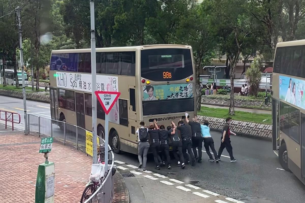 坑口北巴士總站有壞巴士阻礙其他車輛離開,多人落車合力推走巴士。(網民Shukhan Ling@FB群組「將軍澳主場」)