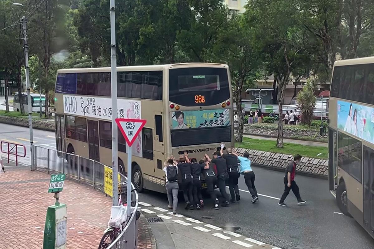 坑口北巴士總站有壞巴士阻礙其他車輛離開,多人落車合力推走巴士。(網民Shukhan Ling@FB群組「將軍澳主場」)