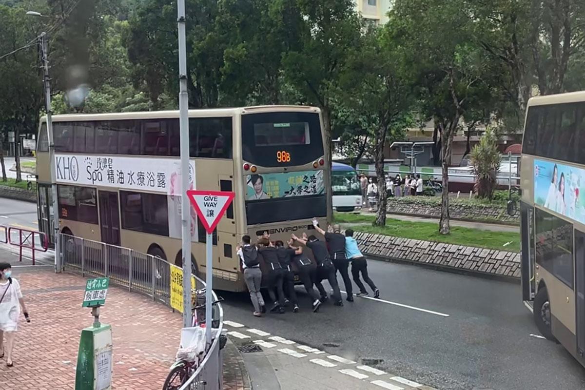 坑口北巴士總站有壞巴士阻礙其他車輛離開,多人落車合力推走巴士。(網民Shukhan Ling@FB群組「將軍澳主場」)