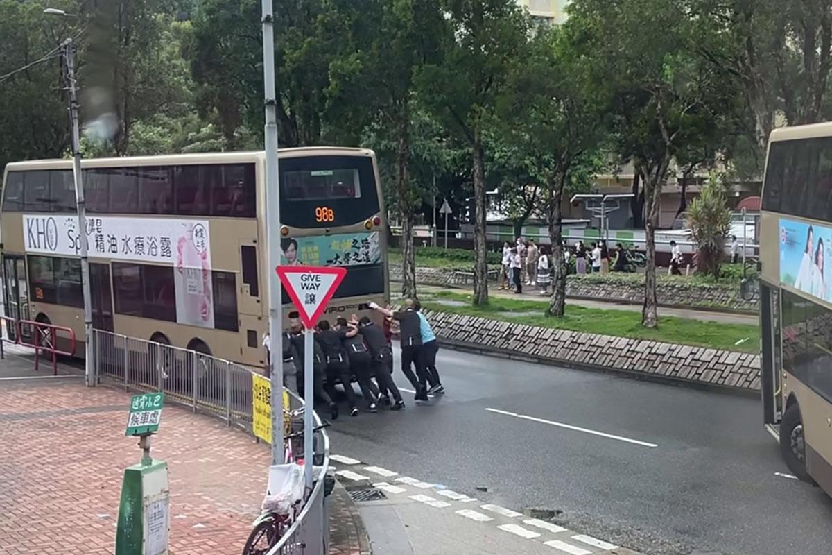 坑口北巴士總站有壞巴士阻礙其他車輛離開,多人落車合力推走巴士。(網民Shukhan Ling@FB群組「將軍澳主場」)