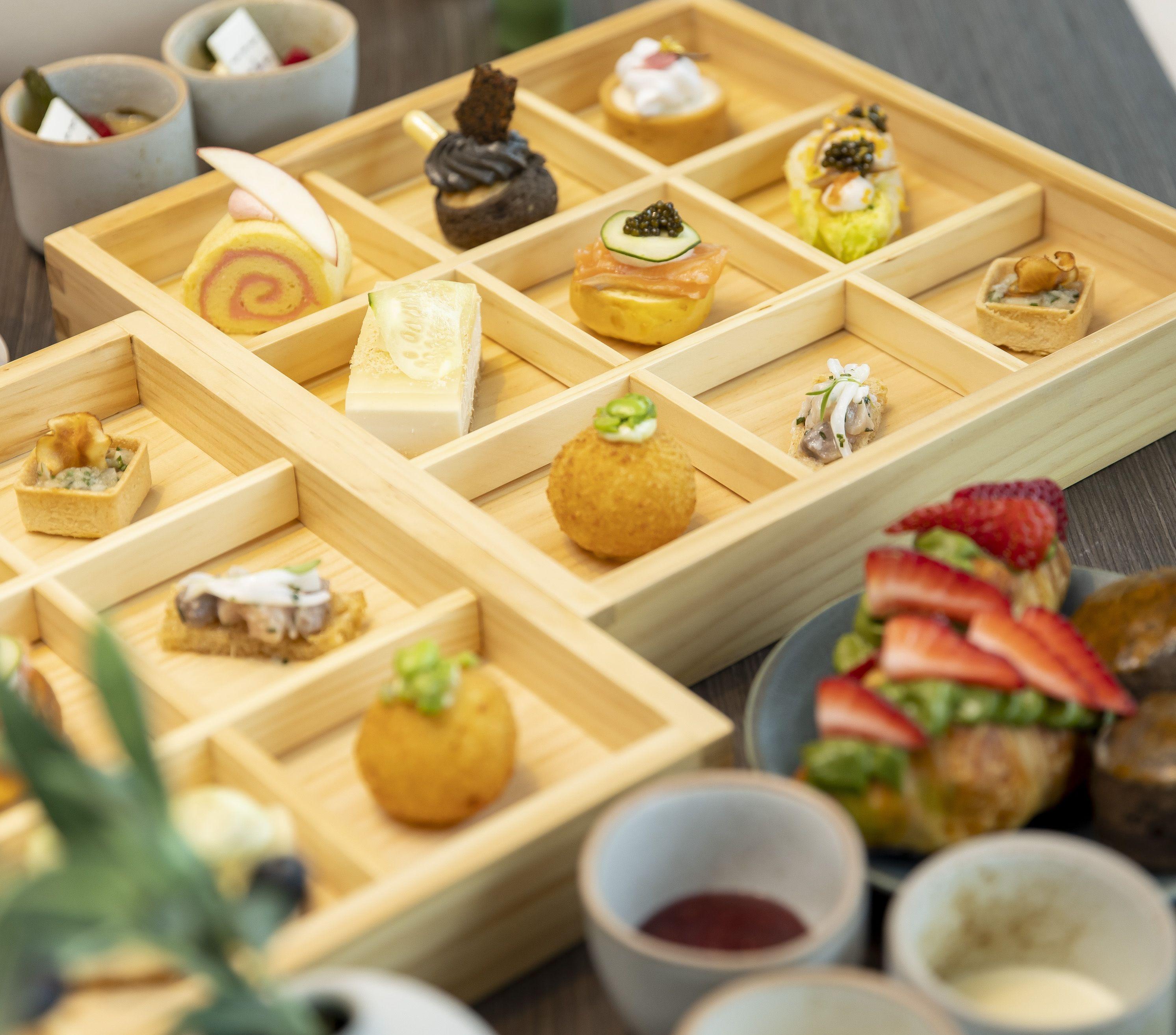 mtm labo x HUE Dining Dear Myself下午茶共有12款鹹甜點,以及升級特飲,將custom-blended eye mask的「選配」和「調配」概念融入餐單。