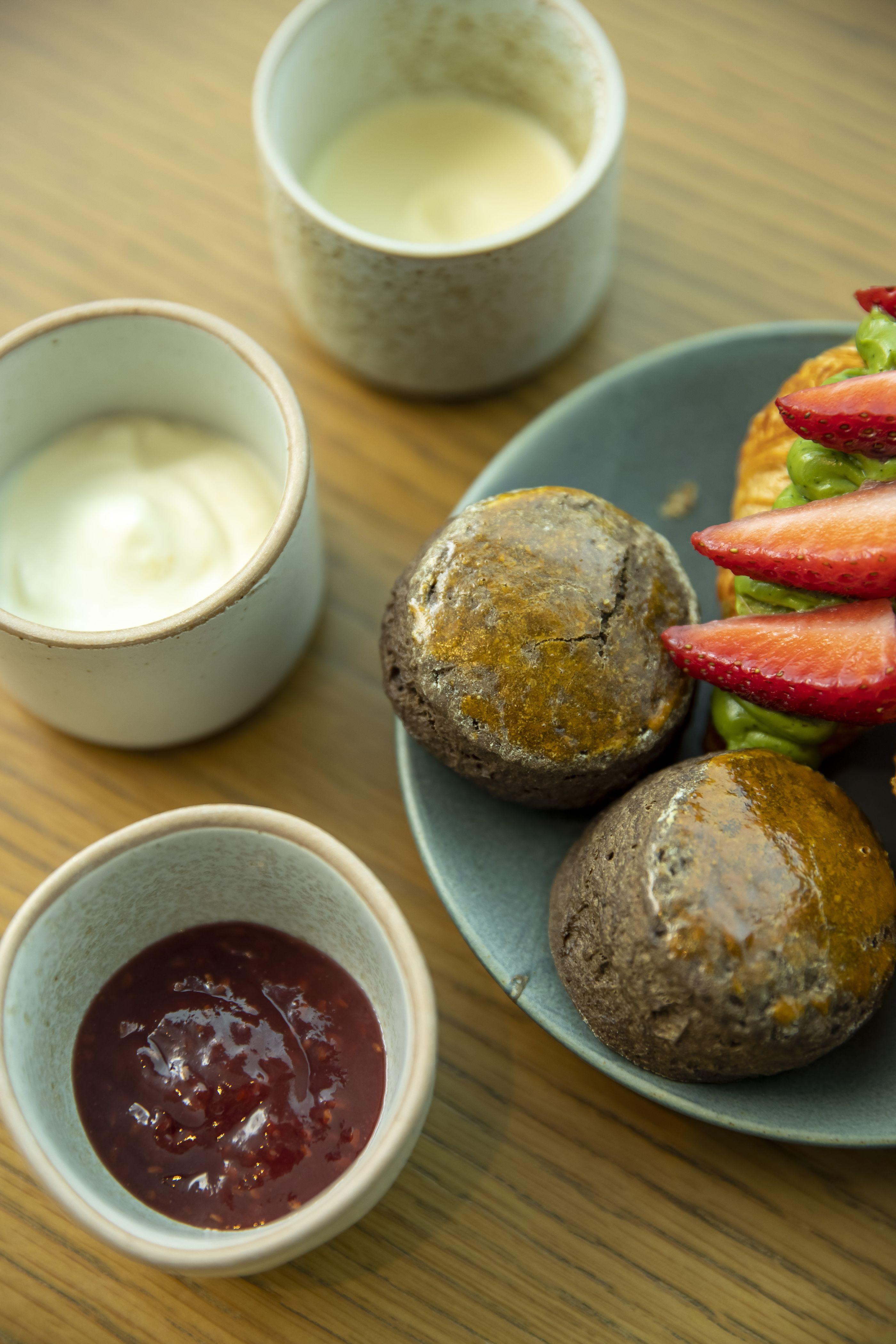 焙茶鬆餅配上柚子忌廉、英式忌廉及覆盆子果醬