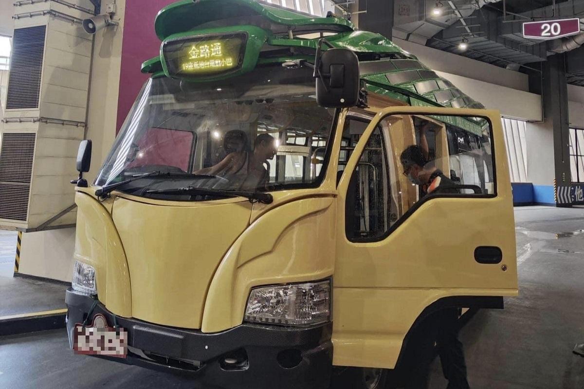 網上流傳低地台電動小巴「金路通」前往驗車的相片,其外形惹來網民熱議。(網上圖片)