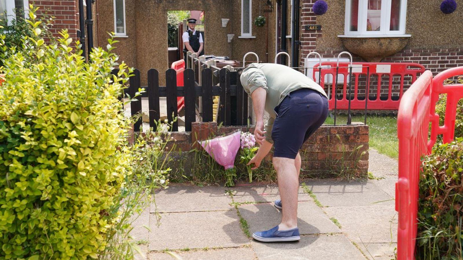 鄰居在屋內獻花悼念。(互聯網)