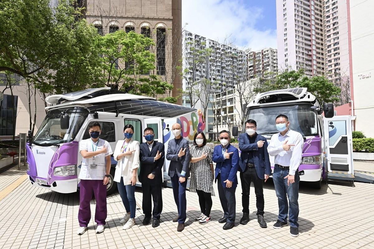 有「金路通」曾改裝成低地台新冠疫苗注射車,圖為上屆政府環境局等官員視察電動接種車形式接種站的運作。(政府新聞處)