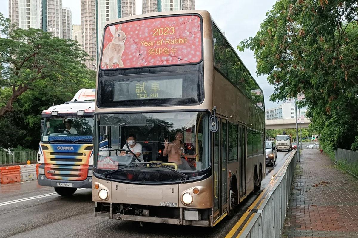 車輛被警方截獲前,有巴士迷拍攝到車輛在新界多區「出巡」。(網上圖片)